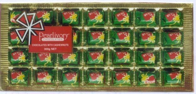 Nhãn hiệu PEARLIVORY CHOCOLATIER CHOCOLATES WITH CASHEWNUTS  của Cơ sở Ngọc Ngà, số đơn 4-2001-04184