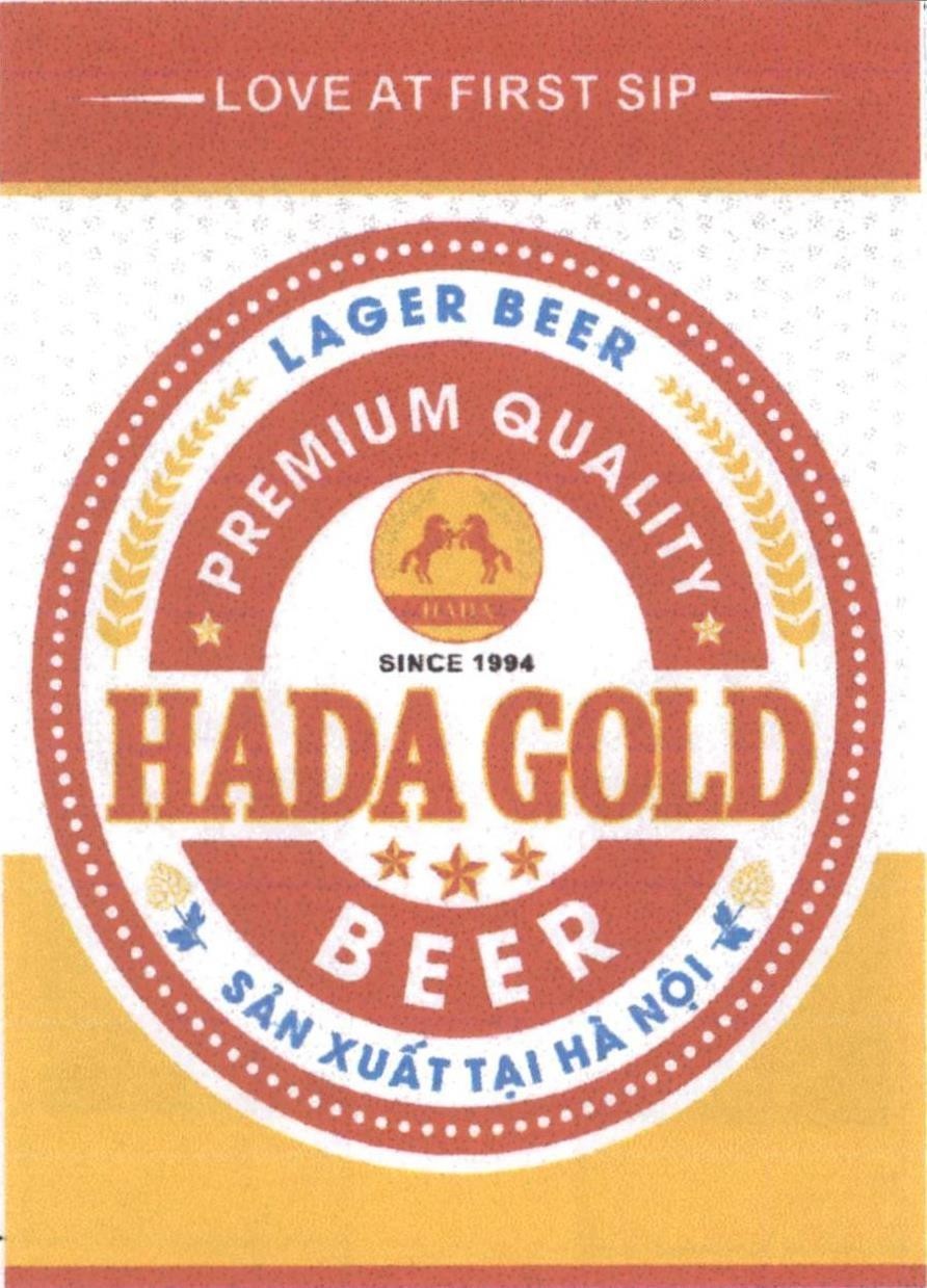 Nhãn hiệu HADA GOLD BEER PREMIUM QUALITY HADA SINCE 1994 LAGER BEER SẢN XUẤT TẠI HÀ NỘI LOVE AT FIRST SIP  của Công ty TNHH Phú Thái Sơn, số đơn 4-2023-33710