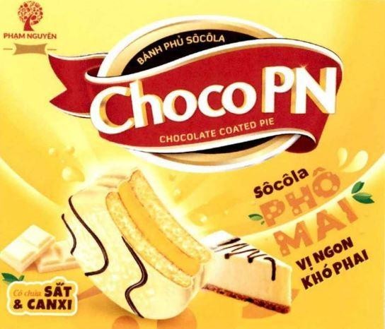 Nhãn hiệu Choco PN CHOCOLATE COATED PIE BÁNH PHỦ SÔCÔLA Sôcôla PHÔ MAI VỊ NGON KHÓ PHAI Có chứa SẮT & CANXI PHẠM NGUYÊN  của Công ty TNHH chế biến thực phẩm & bánh kẹo Phạm Nguyên, số đơn 4-2023-35538
